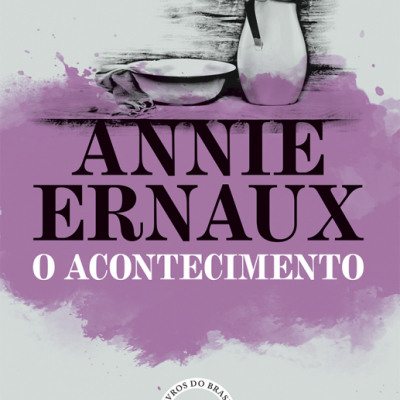 Capa de livro com jarra branca, taça, pano, e texto ANNIE ERNAUX O ACONTECIMENTO