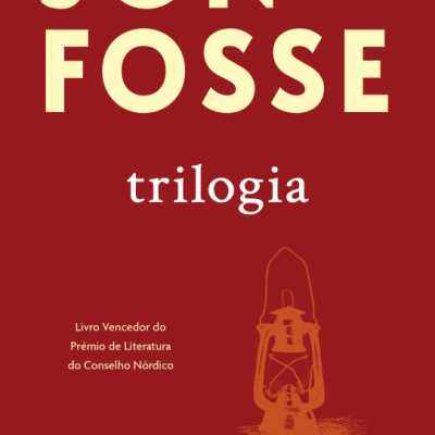 Capa de livro vermelho com texto e ilustração de candeeiro a óleo.