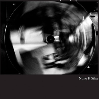 Capa de livro preta com fotografia de disco giratório e texto Epilepsy Dance, Nuno F. Silva, DSO