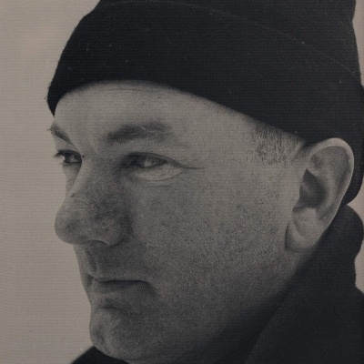 Capa de livro com fotografia a preto e branco e texto sobre Thomas Bernhard