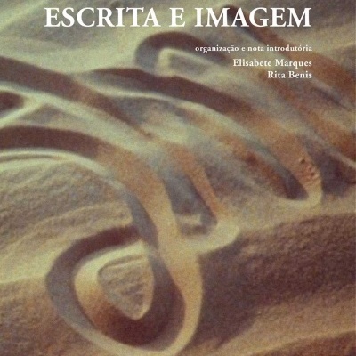 Capa de livro com fundo de areia e texto branco