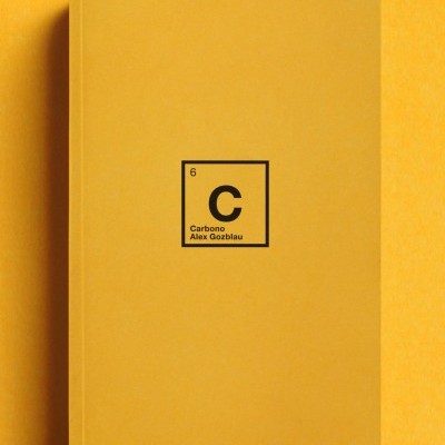 Livro amarelo com texto 