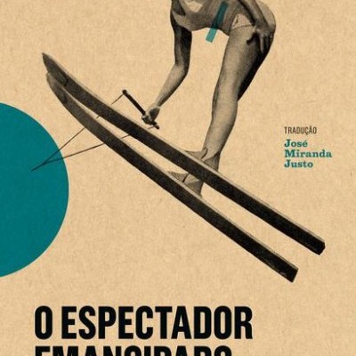 Capa de livro com imagem em preto e branco de mulher com esquis e texto do título e autores
