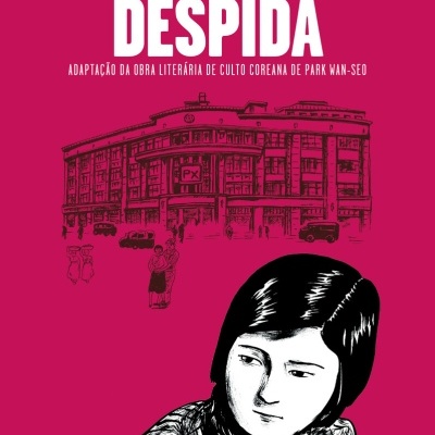 Capa de livro rosa com título em branco e ilustração preta e branca de mulher e edifício