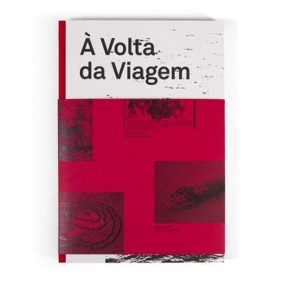 Livro À Volta da Viagem com capa vermelha e título em faixa branca