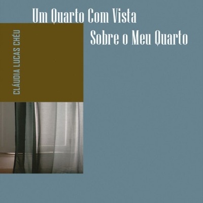 Capa de livro azul com título e autor, imagem de cortinas e logo da editora