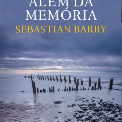 Capa de livro 'Além da Memória' de Sebastian Barry com imagem de praia e mar sob céu nublado