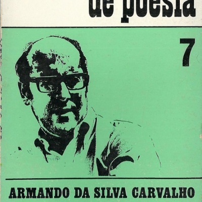 Capa de livro verde e branca com título e imagem de homem com óculos.
