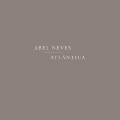 Fundo cinzento com texto branco Abel Neves Atlântica