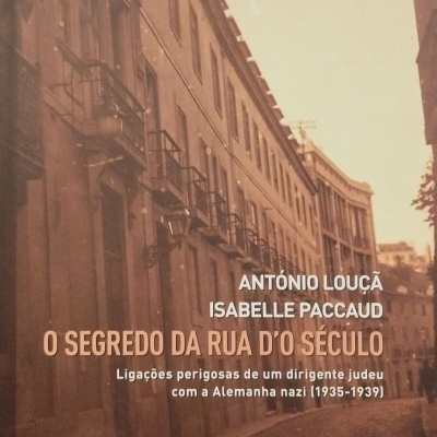 Capa de livro com fotografia sépia de rua e texto branco e castanho.