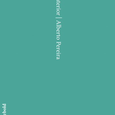 Fundo verde azulado com texto branco vertical