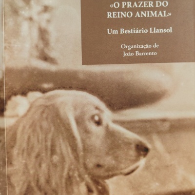 Capa de livro com título e imagem de cão em tons sépia