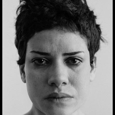 Capa de livro preto e branco com rosto sério de mulher e texto Manual para Melodrama