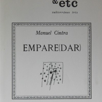 Capa de livro texto preto sobre fundo branco com borda decorativa e desenho de mão com estrelas