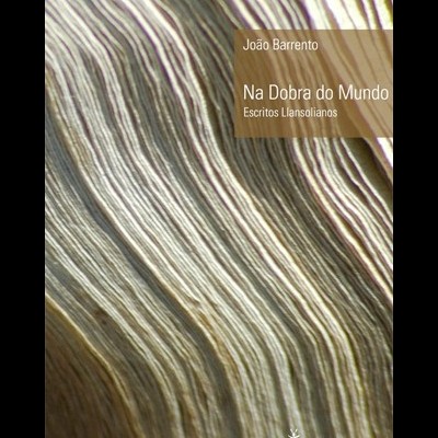 Capa do livro Na Dobra do Mundo com textura de papel dobrado