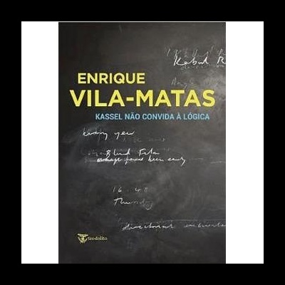 Capa de livro de cor preta com texto amarelo e azul e anotações brancas