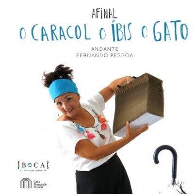 Cartaz com mulher segurando objeto retangular com texto de apresentação de espetáculo