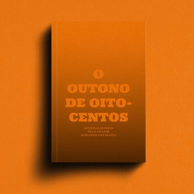 Livro laranja com texto em relevo O OUTONO DE OITOCENTOS