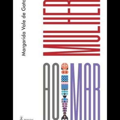 Capa de livro 'Mulher ao Mar' de Margarida Vale de Gato com fundo branco e texto colorido
