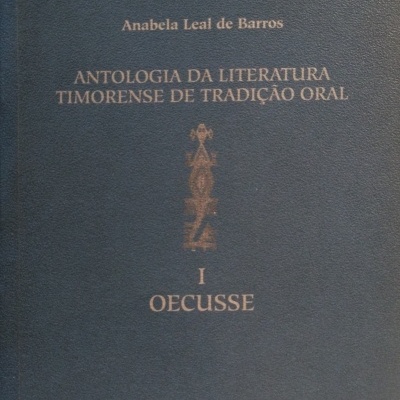 Capa de livro azul com texto dourado e emblema