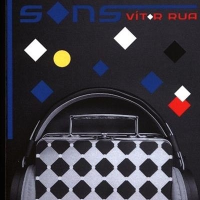 Capa de álbum com mala cinza e preta com padrão xadrez e auscultadores, com losangos coloridos e texto em fundo preto.