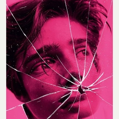 Capa de livro 'CLOSER' de Dennis Cooper com rosto masculino em tons rosa e vidro partido