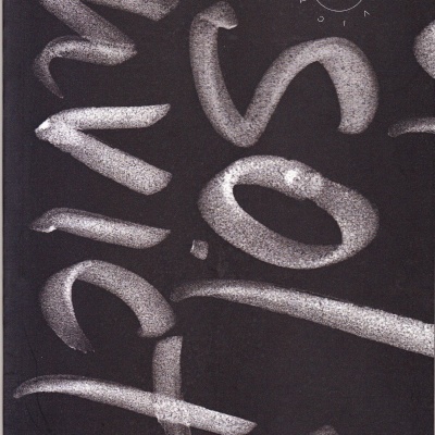 Capa de livro preta com letras brancas desenhadas a giz e selo circular com texto