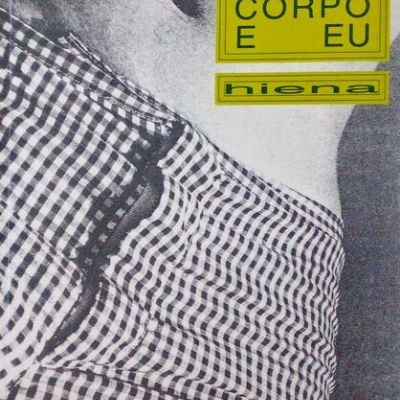 Parte inferior do tronco com roupa xadrez e texto em amarelo com preto