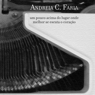 Capa de livro com máquina de escrever antiga a preto e branco, texto com título e autor