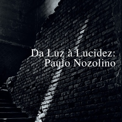 Capa de livro 'Da Luz à Lucidez: Paulo Nozolino' com escadaria e parede de tijolos em preto e branco