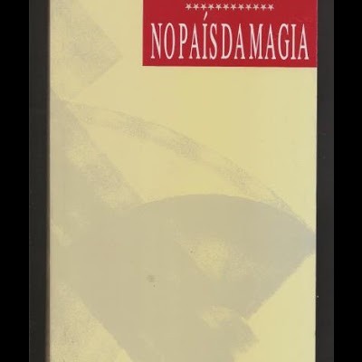 Capa de livro 'NO PAÍS DA MAGIA' de Henri Michaux com fundo bege e título em vermelho.
