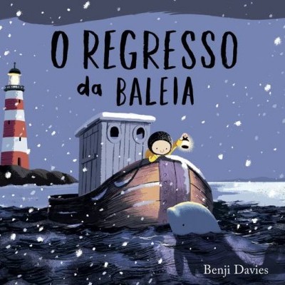 Ilustração de barco no mar com farol, criança com lanterna e texto do título 'O REGRESSO da BALEIA'.