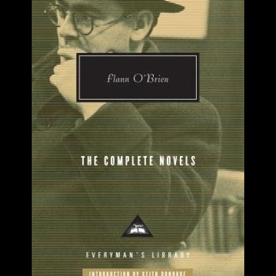 Capa do livro 'The Complete Novels' de Flann O'Brien com imagem sépia de homem de chapéu e óculos