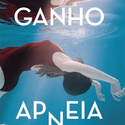 Capa de livro com mulher de vestido vermelho a flutuar debaixo de água