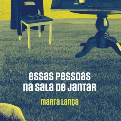 Capa de livro com cadeira, mesa, vinho, ovelha e texto