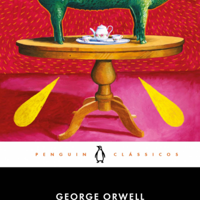 Capa do livro 'A Quinta dos Animais' de George Orwell com porco verde sobre mesa de madeira