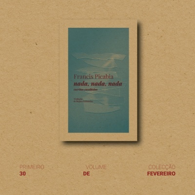 Livro de capa azul com título e texto em castanho e vermelho sobre fundo de papel kraft