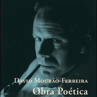 Capa de livro com fotografia a preto e branco de homem com cachimbo e texto de título e autor.