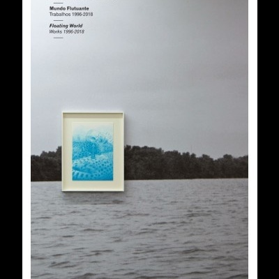 Quadro azul com paisagem numa parede com texto promocional de Pedro A. H. Paixão