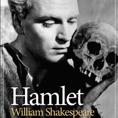 Capa do livro Hamlet com foto a preto e branco de um homem segurando um crânio