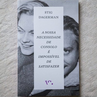 Capa de livro a preto e branco com texto e imagem de duas pessoas