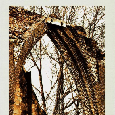 Capa do livro 'Meridiano de Sangue' com imagem de arco de pedra em ruínas