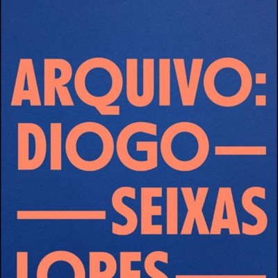 Capa de livro azul escuro com texto em laranja
