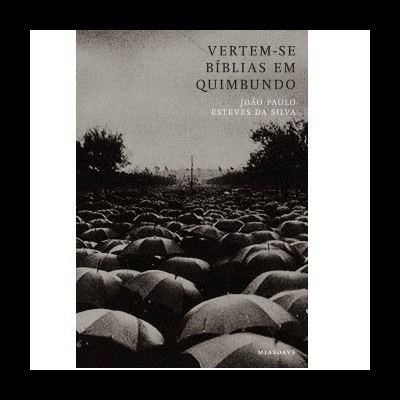 Capa de livro com multidão e guarda-chuvas em preto e branco, título e autor em texto