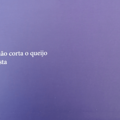 Texto em fundo roxo com uma frase e um número.