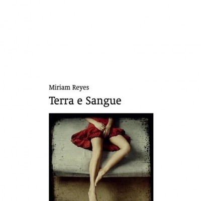 Capa do livro Terra e Sangue de Miriam Reyes com imagem central de pessoa em vestido vermelho sentada