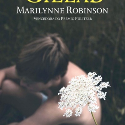 Capa do livro GILEAD com imagem de pessoa e flor branca