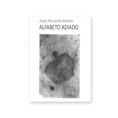 Capa de livro 'ALFABETO ADIADO' de José Ricardo Nunes com mancha cinzenta