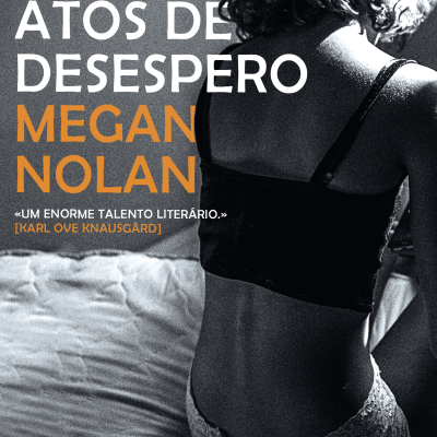 Capa do livro Atos de Desespero de Megan Nolan com mulher com top preto e cuecas de renda sentada numa cama