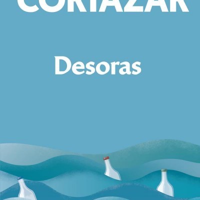 Capa de livro azul com título JULIO CORTÁZAR e Desoras e garrafas em ondas azuis.